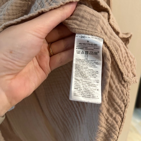 GAP Women's Tan V-Neck Blouse Size M - Picture 3 of 4